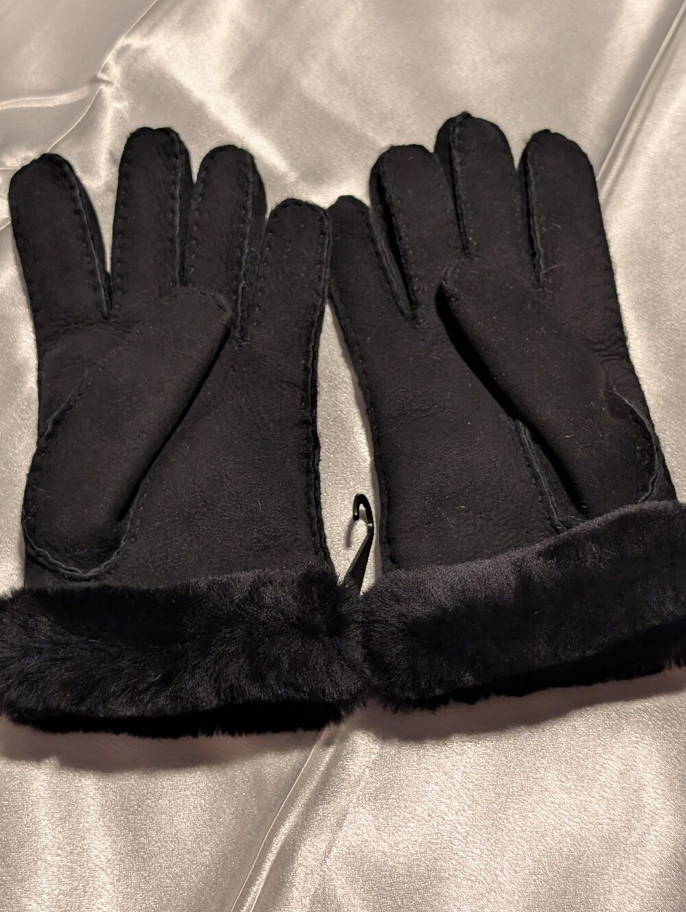 UGG Australi Perforated Genuine Shearling Suede Gloves in Black Sz S/P - Picture 4 of 7